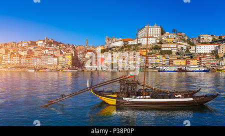 Vista panoramica del porto della città vecchia architettura pier oltre il fiume Duoro a Porto, Portogallo Foto Stock