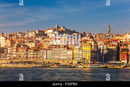 Vista panoramica del porto della città vecchia architettura pier oltre il fiume Duoro a Porto, Portogallo Foto Stock