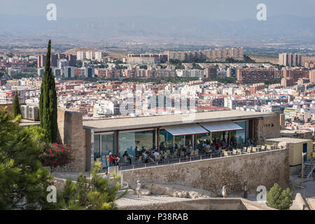 Alicante, Spagna 17 agosto 2017. Una vista del Cafe a Santa Barbra Castello. Foto Stock