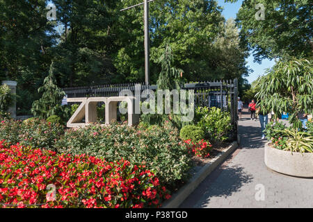 Ingresso al Giardino Zoologico Nazionale su Connecticut Avenue.Lo Zoo è parte del Smithsonian Institution. Uno dei due di bronzo Perry guardia Lions Foto Stock