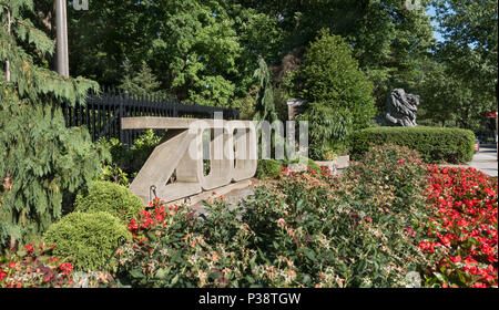 Ingresso al Giardino Zoologico Nazionale su Connecticut Avenue.Lo Zoo è parte del Smithsonian Institution. Uno dei due di bronzo Perry Leoni a guardia della porta di ingresso. DC Foto Stock