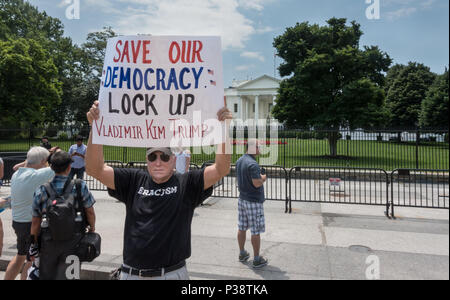 Protester alla Casa Bianca con segno suggerendo un modo per salvare noi democrazia dal Presidente Trump's coziness con alcuni dittatori. 17 giugno 2018. DC Foto Stock