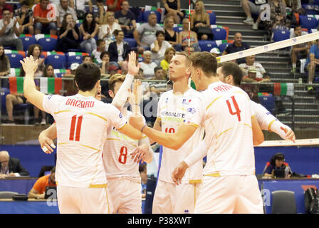 Varna, Bulgaria. 17 Giugno, 2018. njoy del team francese, nel mezzo Kevin LE ROUX (Francia), .mens pallavolo lega delle nazioni, settimana 4, Canada vs Francia, Palazzo della cultura e dello sport, Varna/Bulgaria, 17 giugno 2018, il quarto di 5 weekend del giro preliminare nella nuova stabilita mens Pallavolo Nationas League avviene in Varna/Bulgaria. Credito: Wolfgang Fehrmann/ZUMA filo/Alamy Live News Foto Stock