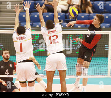 Varna, Bulgaria. 17 Giugno, 2018. Da sinistra Jonas AGUENIER (Francia), Stephen BOYER (Francia), Ryley Barnes (Canada), .mens pallavolo lega delle nazioni, settimana 4, Canada vs Francia, Palazzo della cultura e dello sport, Varna/Bulgaria, 17 giugno 2018, il quarto di 5 weekend del giro preliminare nella nuova stabilita mens Pallavolo Nationas League avviene in Varna/Bulgaria. Credito: Wolfgang Fehrmann/ZUMA filo/Alamy Live News Foto Stock