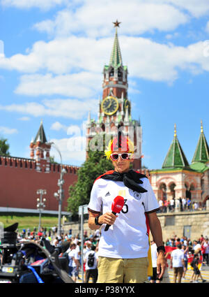 Mosca, Russia. 17 Giugno, 2018. Fan di Germania in strada di Mosca, Russia il 17 giugno 2018. Credito: Krasnevsky/Alamy Live News Foto Stock