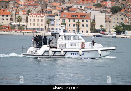 Split, Croazia. 17 Giugno, 2018. Una polizia croata barca prende i membri dell'equipaggio da un danneggiamento del Turkish Cargo in Split, Croazia, il 17 giugno 2018. Il bagno turco nave da carico che hanno subito danni nei pressi di Jabuka isola sud della Croazia di domenica mattina sarà trascinato a Trogir cantiere durante la notte, Split della polizia marittima del Commissario Joso Vujic ha detto ai media. Credito: Ivo Cagalj/Xinhua/Alamy Live News Foto Stock