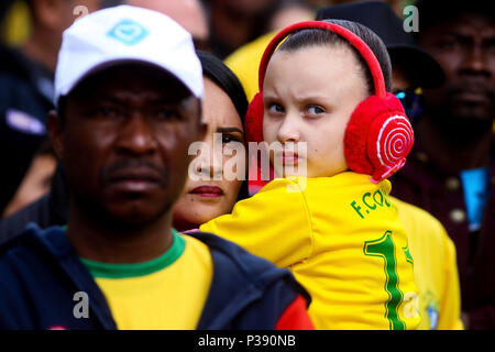 Sao Paulo, Brasile. 17 Giugno, 2018. Tifosi brasiliani vestito con i colori nazionali seguite la prima partita del Brasile per la Coppa del Mondo FIFA 2018 che è andato contro la Svizzera (in Russia) nel grande schermo installato nella valle Anhangabau nel centro della città Credito: Dario Oliveira/ZUMA filo/Alamy Live News Foto Stock