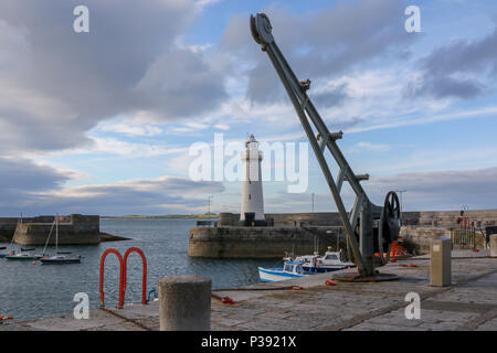 Donaghadee contea di Down, Irlanda del Nord. Il 17 giugno 2018. Regno Unito - previsioni del tempo - dopo un principalmente nuvoloso giorno con docce, ci sono stati pochi gli incantesimi di sole a fine giornata. Fine sunshine illuminazione Donaghadee Harbour e del faro. Credito: David Hunter/Alamy Live News. Foto Stock