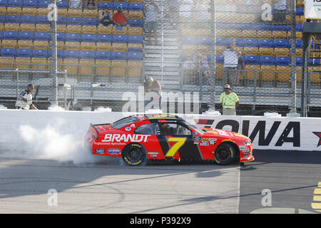 Newton, Iowa, USA. 17 Giugno, 2018. Justin Allgaier (7) vince l'Iowa 250 ad Iowa Speedway in Newton, Iowa. Credito: Chris Owens Asp Inc/ASP/ZUMA filo/Alamy Live News Foto Stock