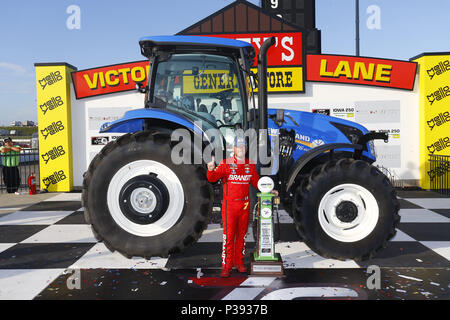 Newton, Iowa, USA. 17 Giugno, 2018. Justin Allgaier (7) vince l'Iowa 250 ad Iowa Speedway in Newton, Iowa. Credito: Chris Owens Asp Inc/ASP/ZUMA filo/Alamy Live News Foto Stock