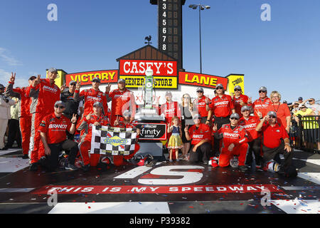 Newton, Iowa, USA. 17 Giugno, 2018. Justin Allgaier (7) vince l'Iowa 250 ad Iowa Speedway in Newton, Iowa. Credito: Chris Owens Asp Inc/ASP/ZUMA filo/Alamy Live News Foto Stock