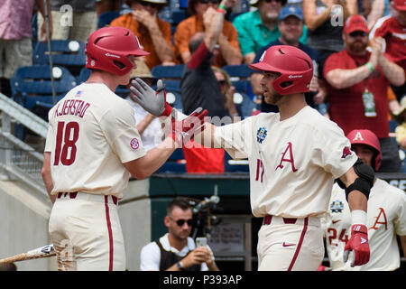 Omaha, NE U.S. 17 Giugno, 2018. Arkansas' Luca Bonfield #17 dà il suo compagno di squadra Heston Kjerstad #18 un alto cinque dopo dopo aver colpito un homer durante il gioco 3 del 2018 uomini del NCAA College World Series tra il Texas Longhorns e l'Arkansas Razorbacks a TD Ameritrade Park in Omaha, NE.presenze: 23,034.Arkansas ha vinto 11-5 .Jimmy Rash/Cal Sport Media/Alamy Live News Foto Stock