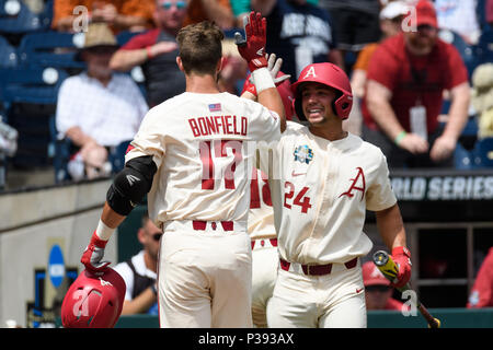 Omaha, NE U.S. 17 Giugno, 2018. Arkansas' Luca Bonfield #17 dà il compagno di squadra Domenico Fletcher #24 un alto cinque dopo dopo aver colpito un homer durante il gioco 3 del 2018 uomini del NCAA College World Series tra il Texas Longhorns e l'Arkansas Razorbacks a TD Ameritrade Park in Omaha, NE.presenze: 23,034.Arkansas ha vinto 11-5 .Jimmy Rash/Cal Sport Media/Alamy Live News Foto Stock