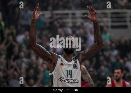 Atene, Grecia. 17 Giugno, 2018. Panathinaikos' James Gist reagisce durante il cestello greco League Championship match finale tra Panathinaikos e Olympiacos presso lo Stadio Olimpico Basketball Arena di Atene, Grecia, 17 giugno 2018. Credito: Panagiotis Moschandreou/Xinhua/Alamy Live News Foto Stock