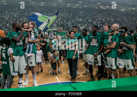 Atene, Grecia. 17 Giugno, 2018. Panathinaikos' giocatori festeggiare dopo aver vinto il cestello greco League Championship match finale tra Panathinaikos e Olympiacos presso lo Stadio Olimpico Basketball Arena di Atene, Grecia, 17 giugno 2018. Credito: Panagiotis Moschandreou/Xinhua/Alamy Live News Foto Stock