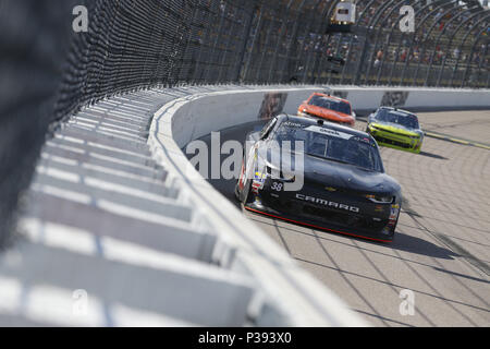 Newton, Iowa, USA. 17 Giugno, 2018. Jeff verde (38) porta la sua macchina da corsa verso il basso del tratto anteriore durante l'Iowa 250 ad Iowa Speedway in Newton, Iowa. Credito: Chris Owens Asp Inc/ASP/ZUMA filo/Alamy Live News Foto Stock