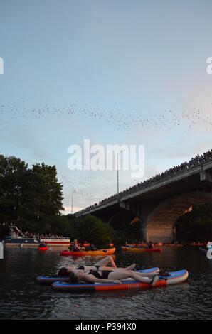 Austin, Texas, Stati Uniti d'America. 17 Giugno, 2018. La gente va batty per uno di Austin attrazioni locali. Domenica sera al tramonto, milioni di Messico free-tailed pipistrelli lasciare il loro pesce persico sotto il Congress Avenue Ponte sul Lago Lady Bird nel centro di Austin, Texas per nutrirsi di insetti. Migliaia di spettatori la linea il ponte a guardare lo spettacolo che succede ogni notte da marzo a novembre. La configurazione di volo può essere fino a 2 miglia di alta. Credito: Glenn Ruthven/Alamy Live News Foto Stock