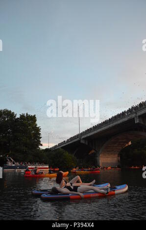 Austin, Texas, Stati Uniti d'America. 17 Giugno, 2018. La gente va batty per uno di Austin attrazioni locali. Domenica sera al tramonto, milioni di Messico free-tailed pipistrelli lasciare il loro pesce persico sotto il Congress Avenue Ponte sul Lago Lady Bird nel centro di Austin, Texas per nutrirsi di insetti. Migliaia di spettatori la linea il ponte a guardare lo spettacolo che succede ogni notte da marzo a novembre. La configurazione di volo può essere fino a 2 miglia di alta. Credito: Glenn Ruthven/Alamy Live News Foto Stock