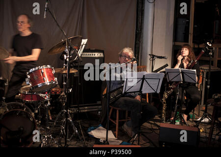 Hackney, Regno Unito. Xvi Jun, 2018. venduto fuori notte al Cafe Oto Stoke Newington, Hackney, musica: Lindsay Cooper - Libro dei Canti di Henry Vacca (CHRIS CUTLER / JOHN GREAVES / YUMI HARA / CHLÖE HERINGTON / TIM HODGKINSON / DAGMAR KRAUSE) + il watt + John Greaves (solo) + Chlöe Herington (solo) 16/06/2018, Londra, Katja Eber. Credito: Katja Heber/Alamy Live News Foto Stock