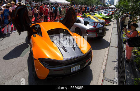 Toronto, Canada. 17 Giugno, 2018. La gente visita il 2018 Yorkville Exotic Car Show su Bloor Street a Toronto, Canada, 17 giugno 2018. Con oltre 110 classiche ed esotiche automobili, questo evento annuale ha dato dei calci a fuori la domenica. Credito: Zou Zheng/Xinhua/Alamy Live News Foto Stock