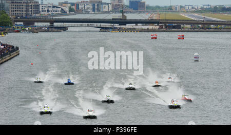 Londra, Regno Unito. 17 Giugno, 2018. I concorrenti racing lungo il Royal Victoria Dock verso un inizio di rotolamento nell'UIM F1H2O London Grand Prix, parte della UIM F1H2O del Campionato del Mondo di evento presso il Royal Victoria Dock, Londra, Regno Unito alla UIM F1H2O Campionato del Mondo è una serie di international Corse Powerboat eventi, dotate di monoposto, racchiuso il cockpit, catamarani che gara attorno ad un circuito di costiera di circa 2km a velocità fino a 136km/h/220km/h. Credito: Michael Preston/Alamy Live News Foto Stock