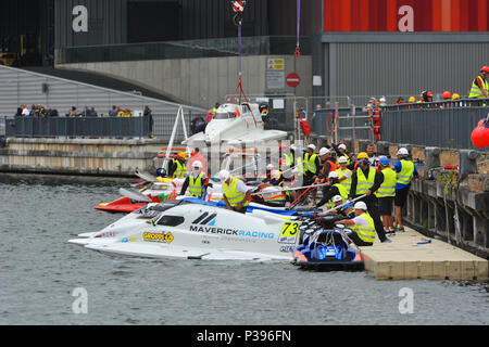 Londra, Regno Unito. 17 Giugno, 2018. Un frenetico e occupato buca bagnata all'UIM F1H2O campionato del mondo, Royal Victoria Dock, Londra, Regno Unito alla UIM F1H2O Campionato del Mondo è una serie di international Corse Powerboat eventi, dotate di monoposto, racchiuso il cockpit, catamarani che gara attorno ad un circuito di costiera di circa 2km a velocità fino a 136km/h/220km/h. Credito: Michael Preston/Alamy Live News Foto Stock