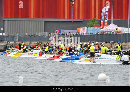 Londra, Regno Unito. 17 Giugno, 2018. Un frenetico e occupato buca bagnata all'UIM F1H2O campionato del mondo, Royal Victoria Dock, Londra, Regno Unito alla UIM F1H2O Campionato del Mondo è una serie di international Corse Powerboat eventi, dotate di monoposto, racchiuso il cockpit, catamarani che gara attorno ad un circuito di costiera di circa 2km a velocità fino a 136km/h/220km/h. Credito: Michael Preston/Alamy Live News Foto Stock