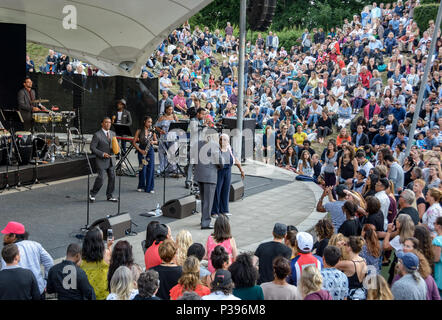 Malmö, Svezia, 17 Giugno, 2018. Juan de Marcos, famosa da Buena Vista Social Club, eseguire a Malmö come parte del libero estate lunga Sommarscen festival di Malmö. Tommy Lindholm/Alamy Live News Foto Stock