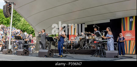 Malmö, Svezia, 17 Giugno, 2018. Juan de Marcos, famosa da Buena Vista Social Club, eseguire a Malmö come parte del libero estate lunga Sommarscen festival di Malmö. Tommy Lindholm/Alamy Live News Foto Stock