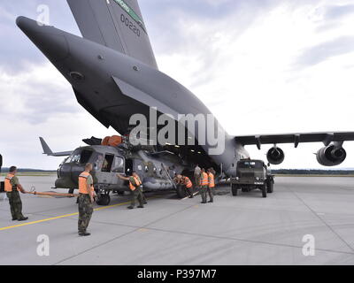 Sedlec, Repubblica Ceca. 17 Giugno, 2018. I tecnici a carico Mi-171S esercito ceco's elicottero in una C-17 Globemaster dell'esercito degli Stati Uniti di aerei da trasporto per la prima volta, prima del cielo Avenger 2018 esercizio internazionale, in Sedlec, vicino Namest nad Oslavou, nella Repubblica ceca il 17 giugno 2018. Credito: Lubos Pavlicek/CTK foto/Alamy Live News Foto Stock