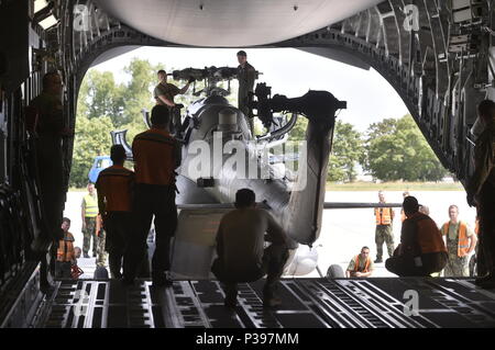 Sedlec, Repubblica Ceca. 17 Giugno, 2018. I tecnici a carico Mi-171S esercito ceco's elicottero in una C-17 Globemaster dell'esercito degli Stati Uniti di aerei da trasporto per la prima volta, prima del cielo Avenger 2018 esercizio internazionale, in Sedlec, vicino Namest nad Oslavou, nella Repubblica ceca il 17 giugno 2018. Credito: Lubos Pavlicek/CTK foto/Alamy Live News Foto Stock