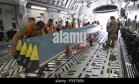 Sedlec, Repubblica Ceca. 17 Giugno, 2018. I tecnici a carico Mi-171S esercito ceco's elicottero in una C-17 Globemaster dell'esercito degli Stati Uniti di aerei da trasporto per la prima volta, prima del cielo Avenger 2018 esercizio internazionale, in Sedlec, vicino Namest nad Oslavou, nella Repubblica ceca il 17 giugno 2018. Credito: Lubos Pavlicek/CTK foto/Alamy Live News Foto Stock