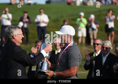 Brooks Koepka negli Stati Uniti celebra con il trofeo dopo aver vinto il round finale di 118a U.S. Campionato Open a Shinnecock Hills Golf Club di Southampton, New York, Stati Uniti, il 16 giugno 2018. (Foto di Koji Aoki/AFLO SPORT) Foto Stock