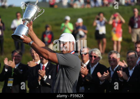 Brooks Koepka negli Stati Uniti celebra con il trofeo dopo aver vinto il round finale di 118a U.S. Campionato Open a Shinnecock Hills Golf Club di Southampton, New York, Stati Uniti, il 16 giugno 2018. (Foto di Koji Aoki/AFLO SPORT) Foto Stock