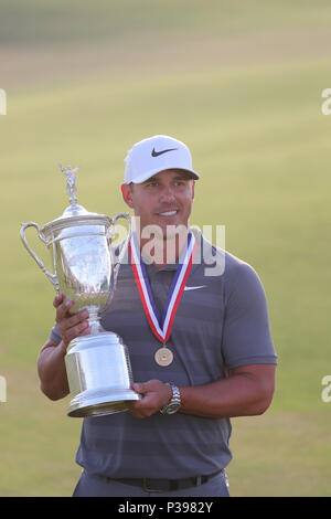 Brooks Koepka negli Stati Uniti celebra con il trofeo dopo aver vinto il round finale di 118a U.S. Campionato Open a Shinnecock Hills Golf Club di Southampton, New York, Stati Uniti, il 16 giugno 2018. (Foto di Koji Aoki/AFLO SPORT) Foto Stock