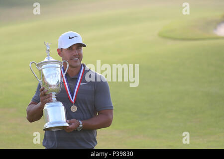 Brooks Koepka negli Stati Uniti celebra con il trofeo dopo aver vinto il round finale di 118a U.S. Campionato Open a Shinnecock Hills Golf Club di Southampton, New York, Stati Uniti, il 16 giugno 2018. (Foto di Koji Aoki/AFLO SPORT) Foto Stock