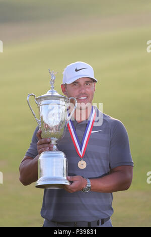 Brooks Koepka negli Stati Uniti celebra con il trofeo dopo aver vinto il round finale di 118a U.S. Campionato Open a Shinnecock Hills Golf Club di Southampton, New York, Stati Uniti, il 16 giugno 2018. (Foto di Koji Aoki/AFLO SPORT) Foto Stock