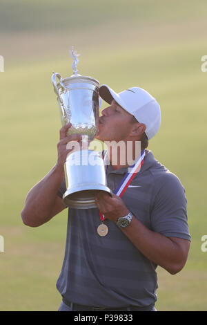 Brooks Koepka negli Stati Uniti celebra con il trofeo dopo aver vinto il round finale di 118a U.S. Campionato Open a Shinnecock Hills Golf Club di Southampton, New York, Stati Uniti, il 16 giugno 2018. (Foto di Koji Aoki/AFLO SPORT) Foto Stock