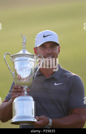 Brooks Koepka negli Stati Uniti celebra con il trofeo dopo aver vinto il round finale di 118a U.S. Campionato Open a Shinnecock Hills Golf Club di Southampton, New York, Stati Uniti, il 16 giugno 2018. (Foto di Koji Aoki/AFLO SPORT) Foto Stock