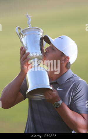 Brooks Koepka negli Stati Uniti celebra con il trofeo dopo aver vinto il round finale di 118a U.S. Campionato Open a Shinnecock Hills Golf Club di Southampton, New York, Stati Uniti, il 16 giugno 2018. (Foto di Koji Aoki/AFLO SPORT) Foto Stock