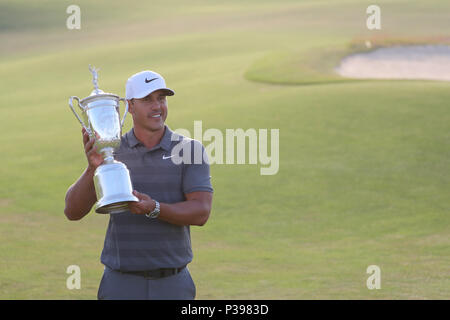 Brooks Koepka negli Stati Uniti celebra con il trofeo dopo aver vinto il round finale di 118a U.S. Campionato Open a Shinnecock Hills Golf Club di Southampton, New York, Stati Uniti, il 16 giugno 2018. (Foto di Koji Aoki/AFLO SPORT) Foto Stock