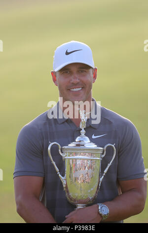 Brooks Koepka negli Stati Uniti celebra con il trofeo dopo aver vinto il round finale di 118a U.S. Campionato Open a Shinnecock Hills Golf Club di Southampton, New York, Stati Uniti, il 16 giugno 2018. (Foto di Koji Aoki/AFLO SPORT) Foto Stock