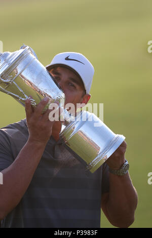 Brooks Koepka negli Stati Uniti celebra con il trofeo dopo aver vinto il round finale di 118a U.S. Campionato Open a Shinnecock Hills Golf Club di Southampton, New York, Stati Uniti, il 16 giugno 2018. (Foto di Koji Aoki/AFLO SPORT) Foto Stock