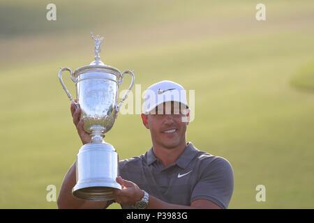 Brooks Koepka negli Stati Uniti celebra con il trofeo dopo aver vinto il round finale di 118a U.S. Campionato Open a Shinnecock Hills Golf Club di Southampton, New York, Stati Uniti, il 16 giugno 2018. (Foto di Koji Aoki/AFLO SPORT) Foto Stock