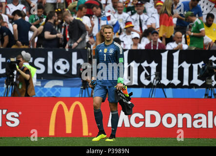 17 giugno 2018, Russia, Mosca, calcio, FIFA World Cup, Gruppo F, Giornata 1 di 3, Germania vs Messico al Luzhniki Stadium: la Germania il portiere Manuel Neuer passeggiate fuori dal campo di gioco a metà tempo. Foto: Ina Fassbender/dpa Foto Stock