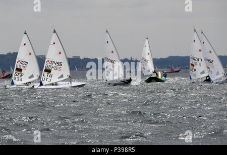 17 giugno 2018, Kiel, Germania: velisti del Laser Classe radiale durante una regata di Kieler Woche. Kieler Woche è uno dei più grandi eventi di vela nel mondo - più di 4000 atleti provenienti da 60 nazioni hanno applicato a competere. Foto: Carsten Rehder/dpa Foto Stock