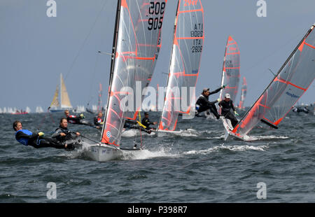 17 giugno 2018, Kiel, Germania: velisti della classe 29 durante una regata sul fiordo Schilksee durante il della Kieler Woche. Kieler Woche è uno dei più grandi eventi di vela nel mondo - più di 4000 atleti provenienti da 60 nazioni hanno applicato a competere. Foto: Carsten Rehder/dpa Foto Stock