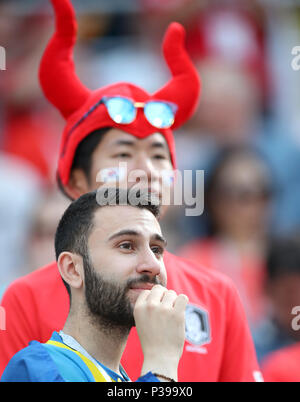 Nizhny Novgorod, Russia. Il 18 giugno, 2018. Le ventole sono visto prima di un gruppo F corrispondenza tra la Svezia e la Corea del Sud al 2018 FIFA World Cup a Nizhny Novgorod, Russia, 18 giugno 2018. Credito: Wu Zhuang/Xinhua/Alamy Live News Foto Stock