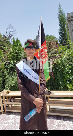 A Kabul, Afghanistan. Il 18 giugno, 2018. Uno dei membri della marcia per la pace che camminava quasi 700 chilometri dalla Southern Helmand a Kabul, Afghanistan in posa per una foto dopo il suo arrivo in una grande moschea al centro della città di Kabul. Stanco della guerra, decine di sostenitori di pace fatta il 37 viaggio di un giorno a Kabul per chiedere la fine della continua e interminabile guerra. Foto: Mohammad Jawad/dpa Credito: dpa picture alliance/Alamy Live News Foto Stock