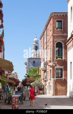 Rio Terra Foscarini, Dorsoduro, Venezia, Veneto, Italia al mattino presto. Scena di strada, fiori, molla, Hotel Ca' Pisani Foto Stock